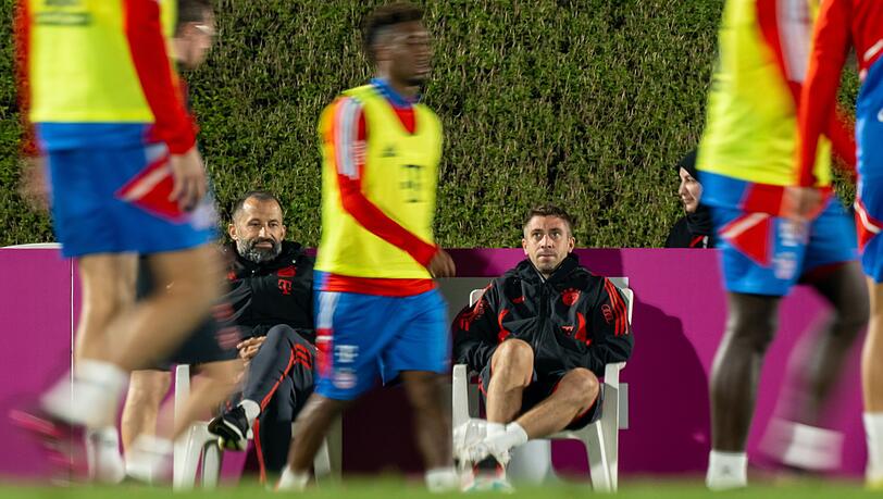 Der damalige Sportvorstand Hasan Salihamidzic (l) und der technische Direktor Marco Neppe vom FC Bayern München verfolgen eine Übungseinheit.