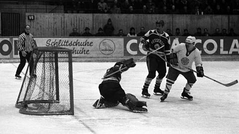 27. Januar 1967: Gegen den SC Riessersee eröffnet das Eishockey-Team des FC Bayern das Olympia-Eisstadion.