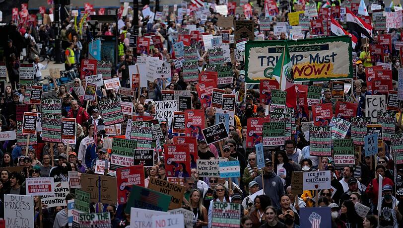 Am Wochenende hatten Menschen in Chicago bereits gegen Trumps Pläne protestiert. Am Wochenende hatten Menschen in Chicago bereits gegen Trumps Pläne protestiert.