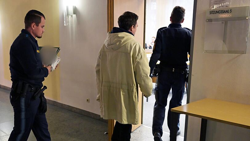 Vor dem Landgericht Landshut ist ein Pfleger angeklagt. Er soll eine Seniorin ermordet haben.