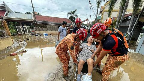 Viele Rettungskräfte versuchten, den Menschen zu helfen.