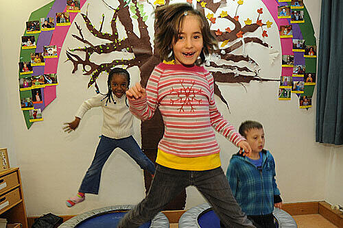 as macht Spaß: Die drei Kinder aus der städtischen Kita in der Schwanthalerstraße toben sich auf dem Trampolin aus.