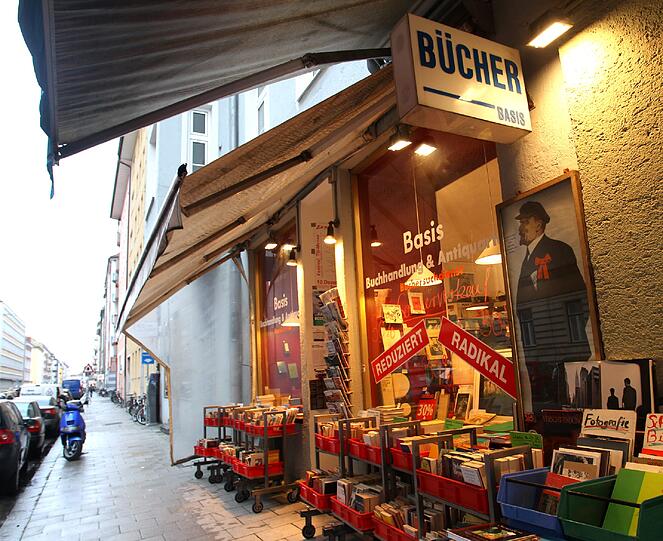 Lenin wacht über die Rabattaktion: Die Buchhandlung Basis in der Maxvorstadt lockt mit Sonderangeboten.