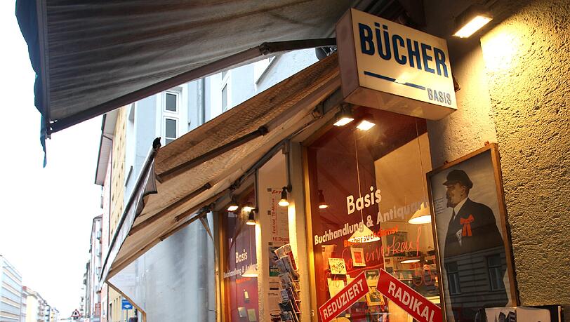 Lenin wacht über die Rabattaktion: Die Buchhandlung Basis in der Maxvorstadt lockt mit Sonderangeboten. Lenin wacht über die Rabattaktion: Die Buchhandlung Basis in der Maxvorstadt lockt mit Sonderangeboten.