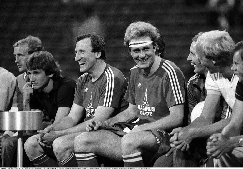 "Katsche" Schwarzenbeck (links) und Karl-Heinz Rummenigge in einem roten Trikot aus dem Jahre 1981 auf der Bayern-Bank.
