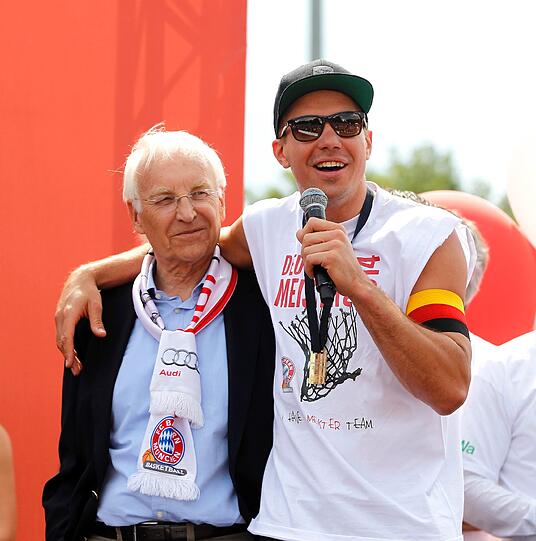 Die Basketballer des FC Bayern München feiern vor dem Audi Dome ihren Meistertitel.