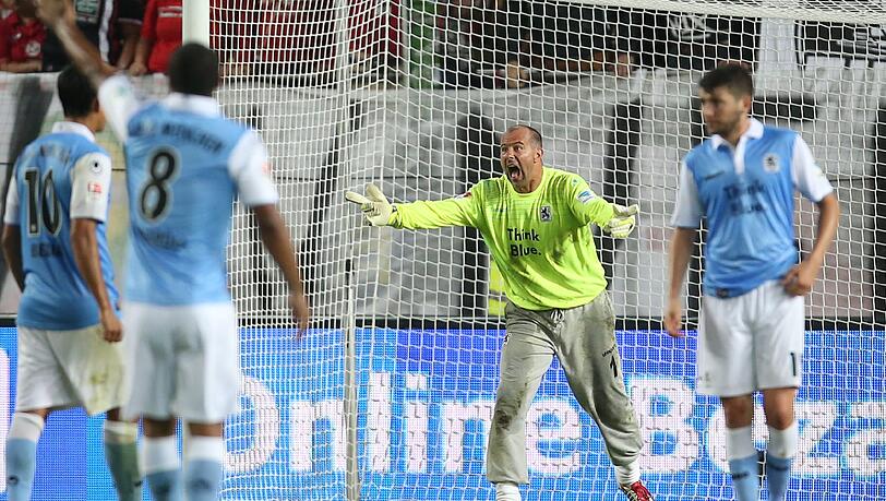 Gabor Kiraly: Note: 4
Brachte auch mit 38 Jahren noch eine Ablöse bei seinem Wechsel zu Fulham ein (Magath sei Dank). Saisonbilanz: Zwei Spiele, sechs Gegentore, ein Zopf-Zupfer. Gabor Kiraly: Note: 4
Brachte auch mit 38 Jahren noch eine Ablöse bei seinem Wechsel zu Fulham ein (Magath sei Dank). Saisonbilanz: Zwei Spiele, sechs Gegentore, ein Zopf-Zupfer.