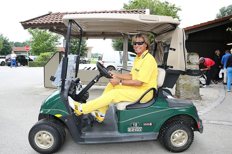 Hansi Hinterseer trat in knallgelb beim Golfturnier an.