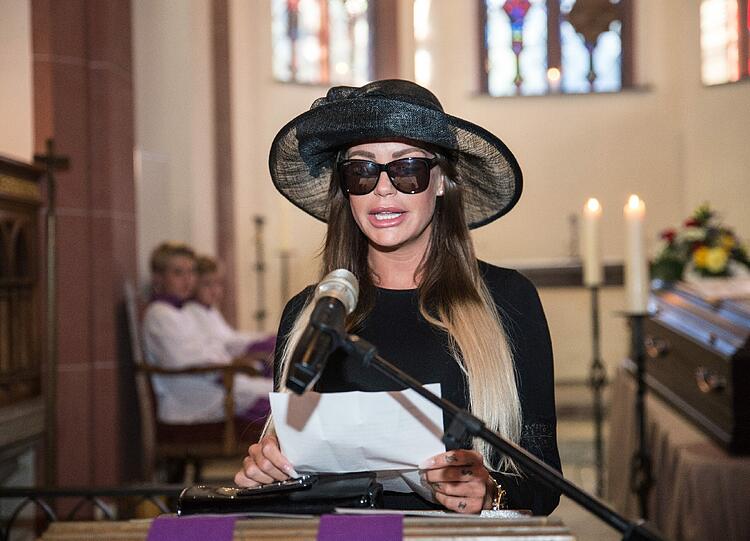 Gina-Lisa Lohfink sprach in der St. Augustine's Church in Wiesbaden die Trauerrede für die Beerdigung der "Privatsphäre".