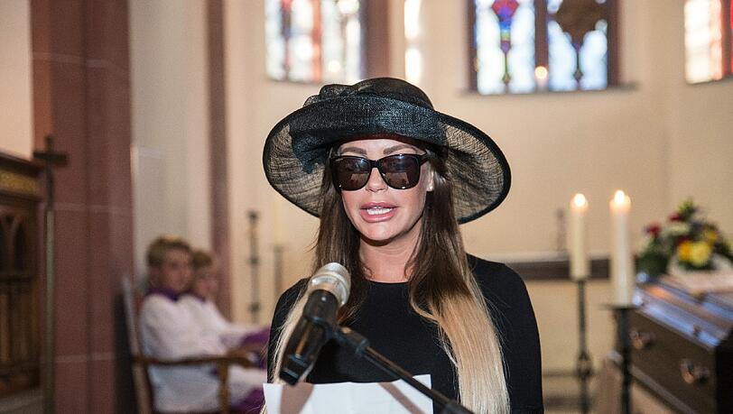 Gina-Lisa Lohfink sprach in der St. Augustine's Church in Wiesbaden die Trauerrede für die Beerdigung der "Privatsphäre". Gina-Lisa Lohfink sprach in der St. Augustine's Church in Wiesbaden die Trauerrede für die Beerdigung der "Privatsphäre".