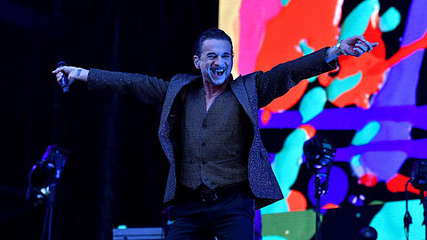 Depeche Mode um Sänger Dave Gahan und Gitarrist Martin Gore begeisterten mit Klassikern und Songs des neuen Albums die Massen im Münchner Olympiastadion.
