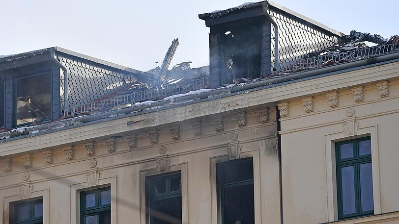 Brandspuren sind an einem Wohnhaus in der Wurzener Straße in Leipzig sichtbar.
