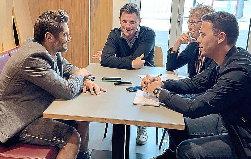 Der 49-jährige Baske (l.), hier im Gespräch mit AZ-Redakteur Maximilian Koch (r.), spielte insgesamt acht Jahre beim FC Bayern. Er wurde sechsmal deutscher Meister und gewann 2001 die Champions League.
