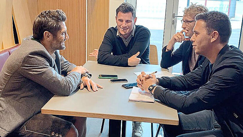 Der 49-jährige Baske (l.), hier im Gespräch mit AZ-Redakteur Maximilian Koch (r.), spielte insgesamt acht Jahre beim FC Bayern. Er wurde sechsmal deutscher Meister und gewann 2001 die Champions League. Der 49-jährige Baske (l.), hier im Gespräch mit AZ-Redakteur Maximilian Koch (r.), spielte insgesamt acht Jahre beim FC Bayern. Er wurde sechsmal deutscher Meister und gewann 2001 die Champions League.