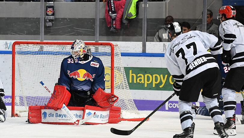 Tim Bender (r.) mit dem Siegtor für Nürnberg.