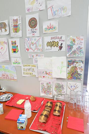 Bunte Gemälde und Kuchen im "D3".