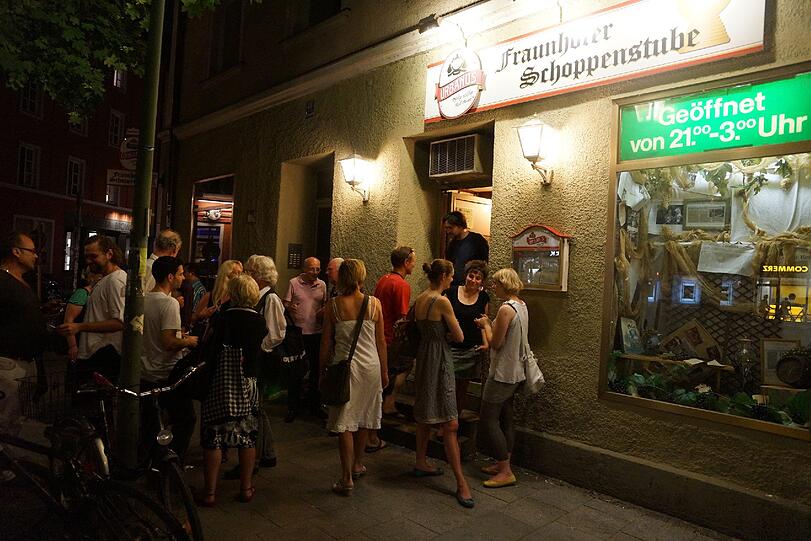 Auch vor dem Lokal stehen viele, die Gerti verabschieden wollen - und hoffen, dass es nicht ganz aus ist mit dem Wirtinnen-Dasein der 66-Jährigen.