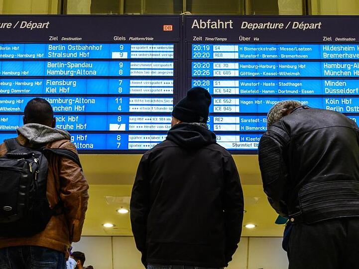Anzeigetafel im Stuttgarter Hauptbahnhof: Die Fahrgastzahlen steigen unaufhörlich.