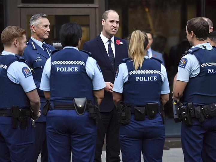 Prinz William im Gespräch mit Polizisten, die unmittelbar nach dem Anschlag geholfen hatten.