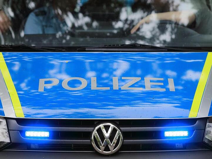 Ein Fahrzeug der Polizei ist im Einsatz. Foto: Jens Wolf/Archiv