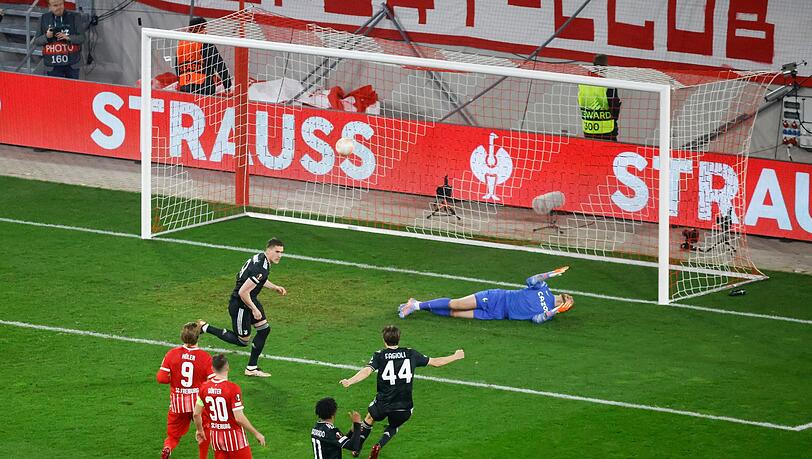 Unglücklich: Juve-Profi Dusan Vlahovic (M.) traf per Elfmeter gegen Mark Flekken.