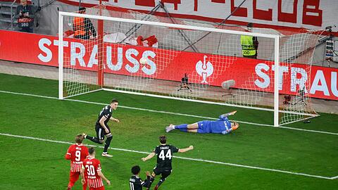 Unglücklich: Juve-Profi Dusan Vlahovic (M.) traf per Elfmeter gegen Mark Flekken.