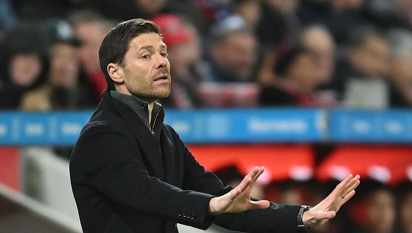 Leverkusens Trainer Xabi Alonso gestikuliert an der Seitenlinie.