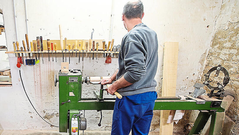 Ein Häftling arbeitet in der Bastelwerkstatt der Justizvollzugsanstalt (JVA) in Straubing (Symbolfoto). Ein Häftling arbeitet in der Bastelwerkstatt der Justizvollzugsanstalt (JVA) in Straubing (Symbolfoto).