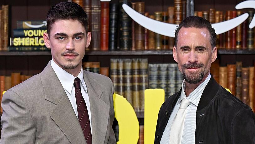 Hero Fiennes Tiffin (l.) mit seinem Onkel Joseph Fiennes bei der Premiere von "Young Sherlock".
