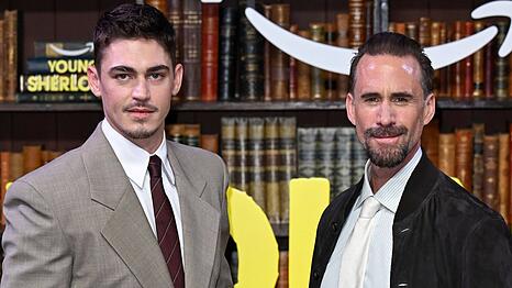 Hero Fiennes Tiffin (l.) mit seinem Onkel Joseph Fiennes bei der Premiere von "Young Sherlock".