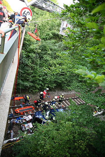 Furchtbarer Unfall im Landkreis Altötting: Ein PKW fliegt von einer Brücke herunter und knallt auf das Gleisbett. Drei junge Menschen kommen schwer verletzt in die Klinik.
