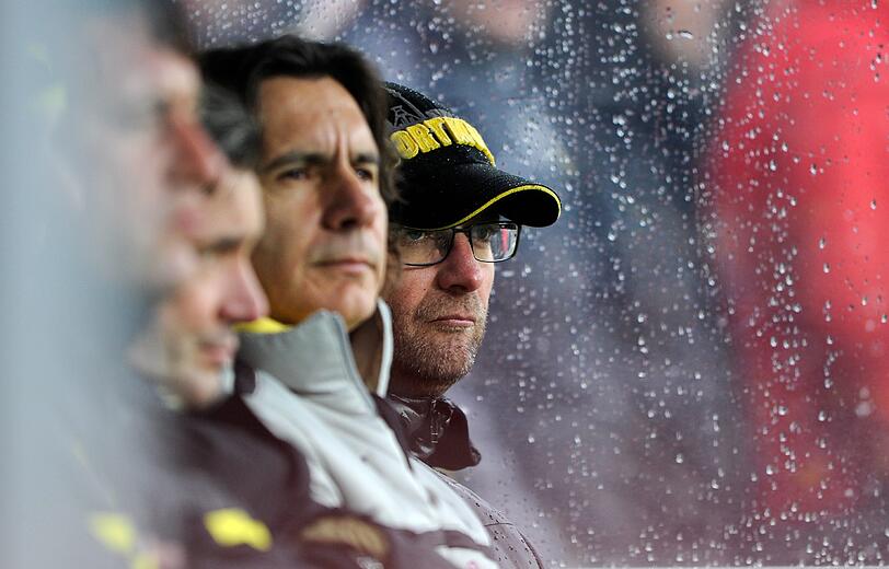 Jürgen Klopp: "Früher wollten wir bei den Verhältnissen immer raus und kicken, da durften wir nicht, weil die Mutter die Sachen nicht waschen
wollte. Jetzt dürfen wir, jetzt wollen wir nicht."