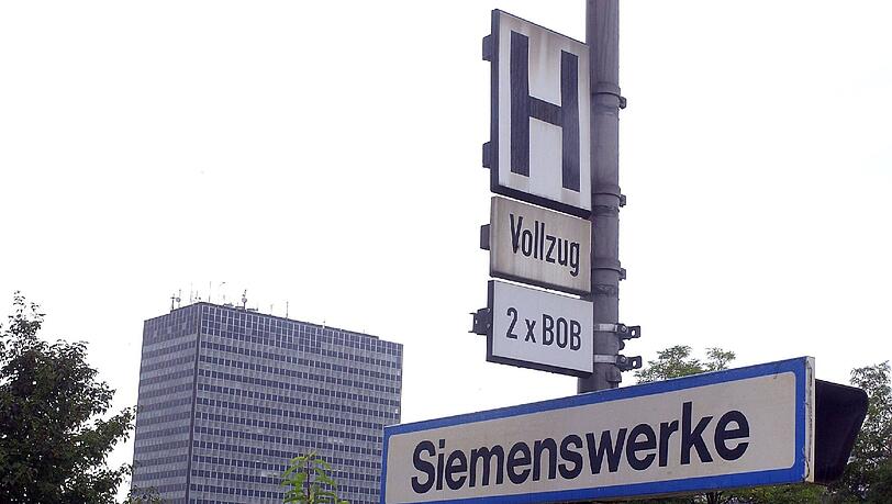 S-Bahn-Halt Siemenswerke: Hier an der Hofmannstraße hatte die Kommunikationssparte ihren Sitz - Siemens Enterprise Communications heißt jetzt Unify S-Bahn-Halt Siemenswerke: Hier an der Hofmannstraße hatte die Kommunikationssparte ihren Sitz - Siemens Enterprise Communications heißt jetzt Unify