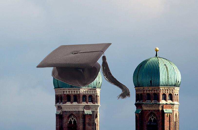 Nur kluge Leute in München, sogar die Frauenkirche hat einen Doktorhut auf &ndash; zumindest in unserer kleinen Fotomontage.