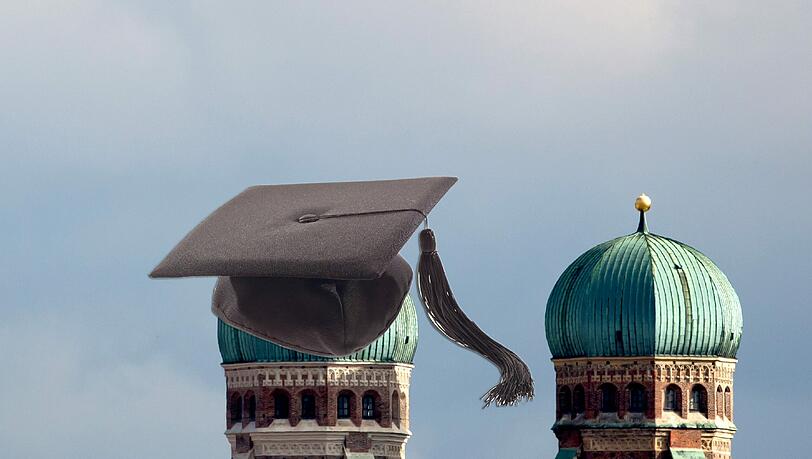 Nur kluge Leute in München, sogar die Frauenkirche hat einen Doktorhut auf – zumindest in unserer kleinen Fotomontage. Nur kluge Leute in München, sogar die Frauenkirche hat einen Doktorhut auf – zumindest in unserer kleinen Fotomontage.