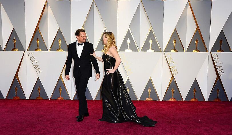 Welcher Stilberater bei Kate Winslet wohl am Werk war? Das schwarze Kleid zur hellen Haut ließ die Britin blass wirken und erinnerte eher an einen Müllsack als an eine Star-Robe. Damit wäre sie wohl auch auf der «Titanic» untergegangen.