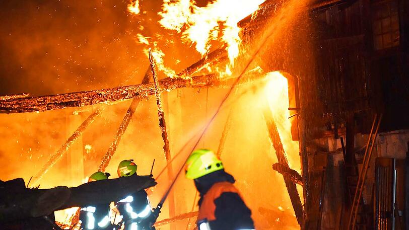 Die brennende Tenne stellte die Feuerwehr vor eine Herausforderung. Löschwasser musste über einen Kilometer weit transportiert werden.
