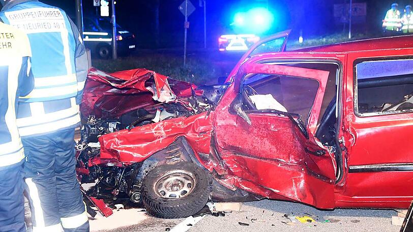 Bei dem schweren Unfall in Neuried wurden beide Autofahrer verletzt. Die Bilder der Autowracks.