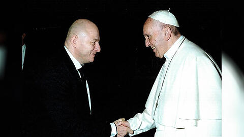 Michael Ecker trifft Papst Franziskus.