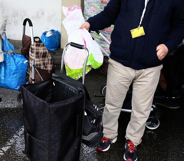 Jamshig (45) lebt mit einer seiner beiden Töchter hier. Seine Frau ist bei der Flucht aus dem Iran ertrunken: "Ich habe einen festen Arbeitsplatz als Montagehelfer und verdiene 1200 Euro im Monat ohne Urlaubsanspruch. Davon muss ich alles bezahlen, auch die Miete. Ohne die Unterstützung der Tafel könnten wir nur schwer leben. Meine Tochter ist in der 8. Klasse und hat Asthma, das belastet mich sehr. Ich wünsche mir, dass ich einmal soviel verdiene, dass ich etwas Geld sparen kann, damit auch meine zweite Tochter herkommen kann."