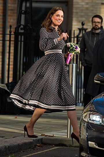 Schnelle Schritte lassen den ausgestellten Rock von Kate vor dem Foundling Museum in London wehen.