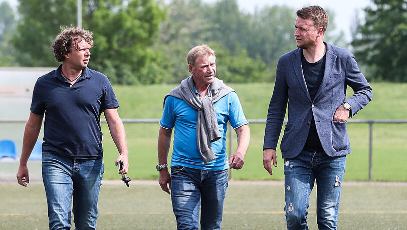 1. FC Magdeburg, Absteiger 2. Liga: Sportdirektor und Ex-Bundesliga-Profi Maik Franz (re./"Iron Maik") treibt das Ziel "direkter Wiederaufstieg" voran. Hierfür sollen bis zu zwölf neue Spieler kommen. Dazu wird ein Zuschauerschnitt um die 20.000 erwartet. AZ-Prognose: Aufstiegskandidat Nummer eins! 1. FC Magdeburg, Absteiger 2. Liga: Sportdirektor und Ex-Bundesliga-Profi Maik Franz (re./"Iron Maik") treibt das Ziel "direkter Wiederaufstieg" voran. Hierfür sollen bis zu zwölf neue Spieler kommen. Dazu wird ein Zuschauerschnitt um die 20.000 erwartet. AZ-Prognose: Aufstiegskandidat Nummer eins!