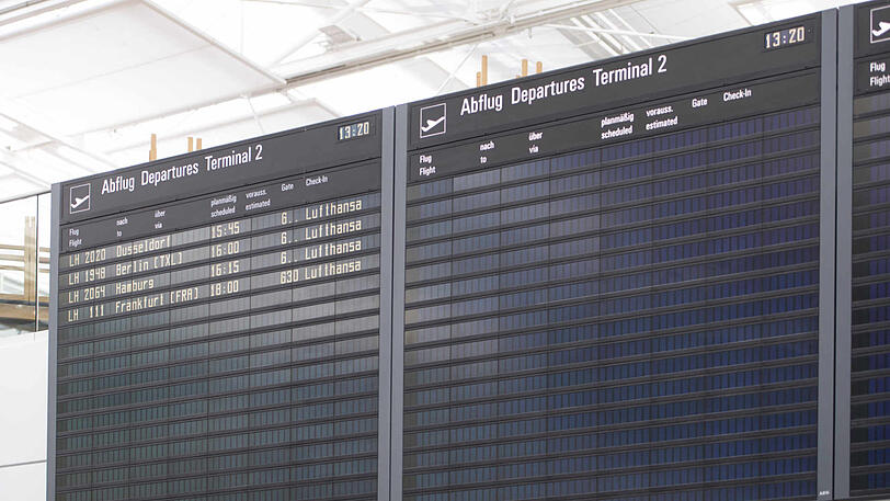 Nur wenige Flüge stehen auf der Anzeigetafel. Der Passagierverkehr am Münchner Flughafen beschränkt sich derzeit auf ein Minimum.