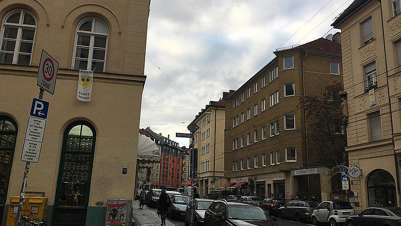 Mit Banner bitten die Anwohner die Feiernden, Rücksicht zu nehmen. Mit Banner bitten die Anwohner die Feiernden, Rücksicht zu nehmen.