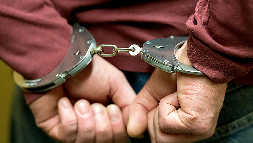 Zwei Kaufhausdetektive erwischten zwei Männer beim Sonnenbrillen-Klau. Es kam zu einem Gerangel. Die Polizei nahm einen der Männer fest. (Symbolbild) Zwei Kaufhausdetektive erwischten zwei Männer beim Sonnenbrillen-Klau. Es kam zu einem Gerangel. Die Polizei nahm einen der Männer fest. (Symbolbild)