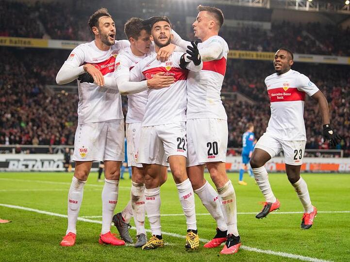 Die Stuttgarter Spieler feiern das 2:0 gegen Heidenheim.