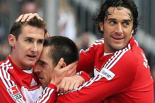 Da haben sie sich so richtig lieb: Toni (r.) und Klose (l.) beglückwünschen Torschütze Ribéry.