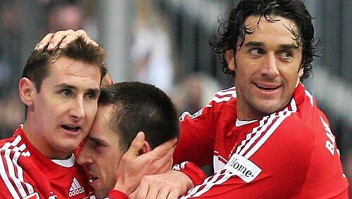 Da haben sie sich so richtig lieb: Toni (r.) und Klose (l.) beglückwünschen Torschütze Ribéry. Da haben sie sich so richtig lieb: Toni (r.) und Klose (l.) beglückwünschen Torschütze Ribéry.