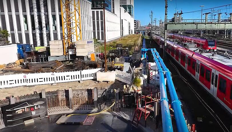 Im vergangenen Jahr sind entlang der Strecke vom Hauptbahnhof bis zur Donnersbergerbrücke blaue Leitungen gelegt worden. Durch diese wird das Wasser vom Hauptbahnhof in den Richelpark befördert,  wo es wieder im  Erdreich landet.