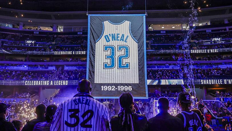 Shaquille O'Neals Magic-Trikot mit der Nummer 32 wird unters Hallendach gezogen.